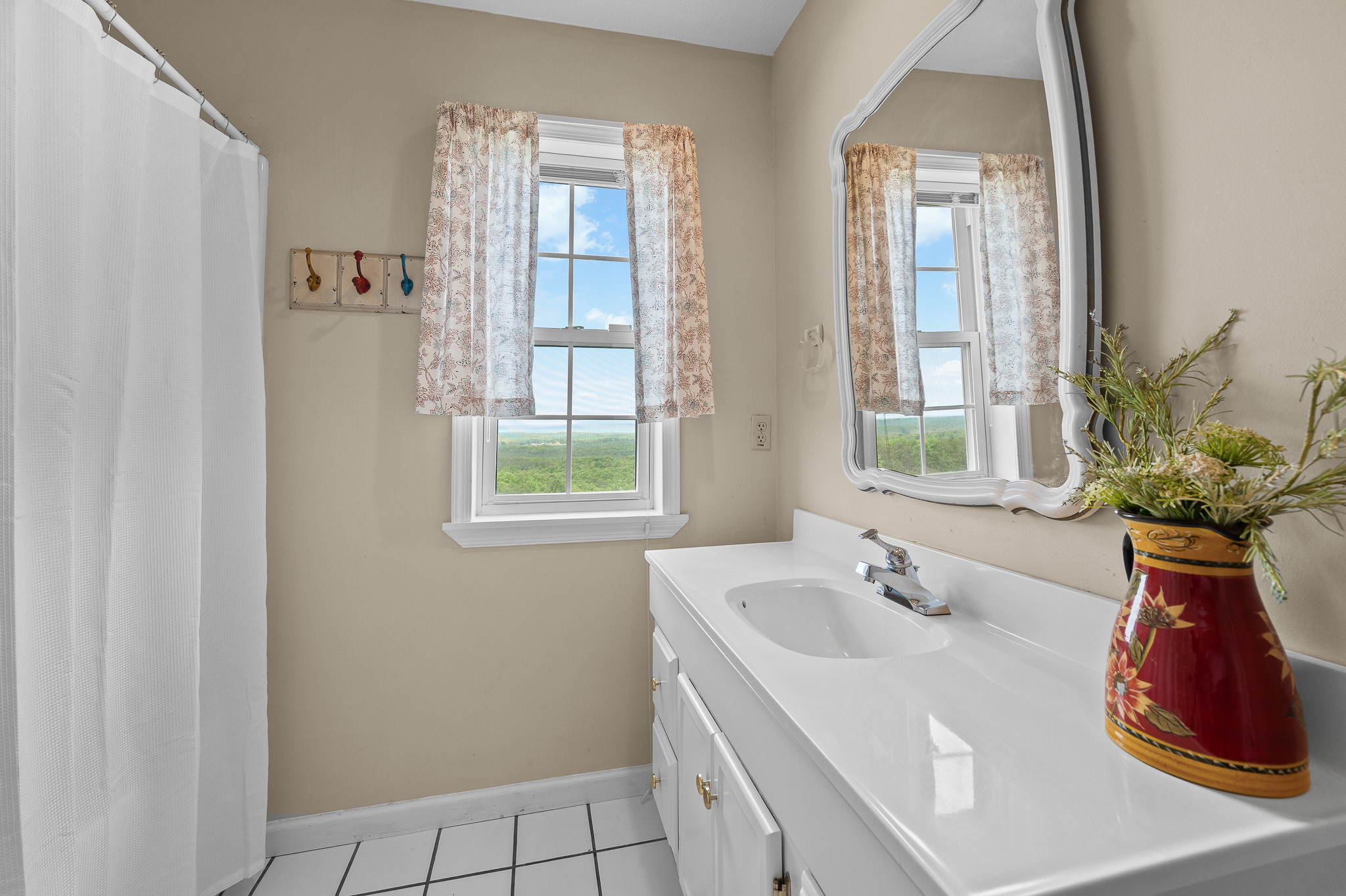 Belle View — Guest wing bathroom